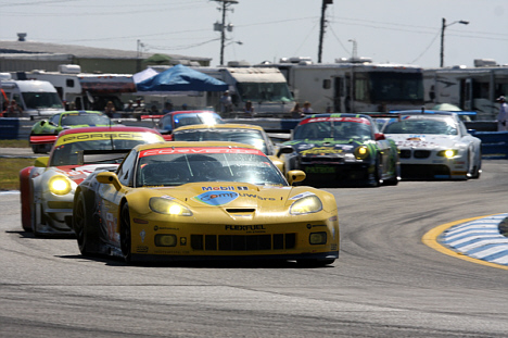 Jan Magnussen i den tætte GT klasse ved 12 timers løbet på Sebring i år.